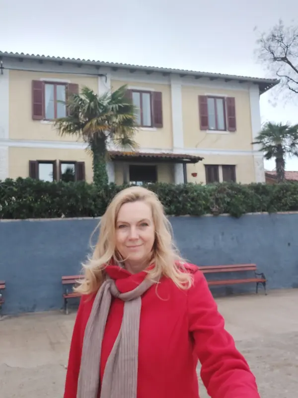 Gostiteljica Alenka pred Vilo Doria